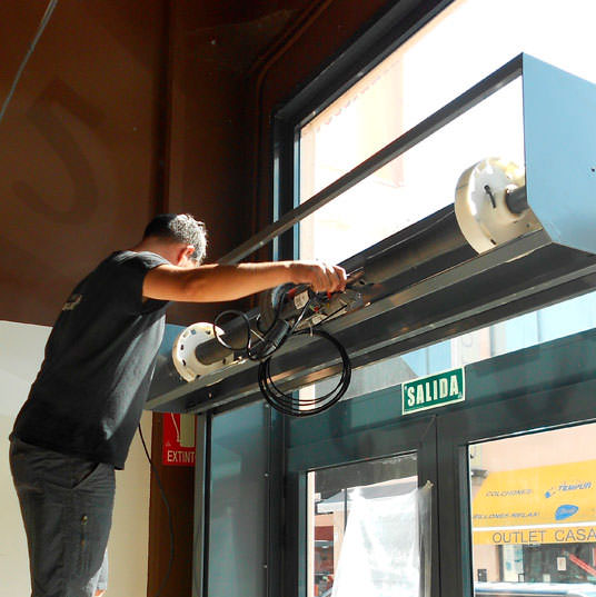 Instalación de motor en cierre metálico